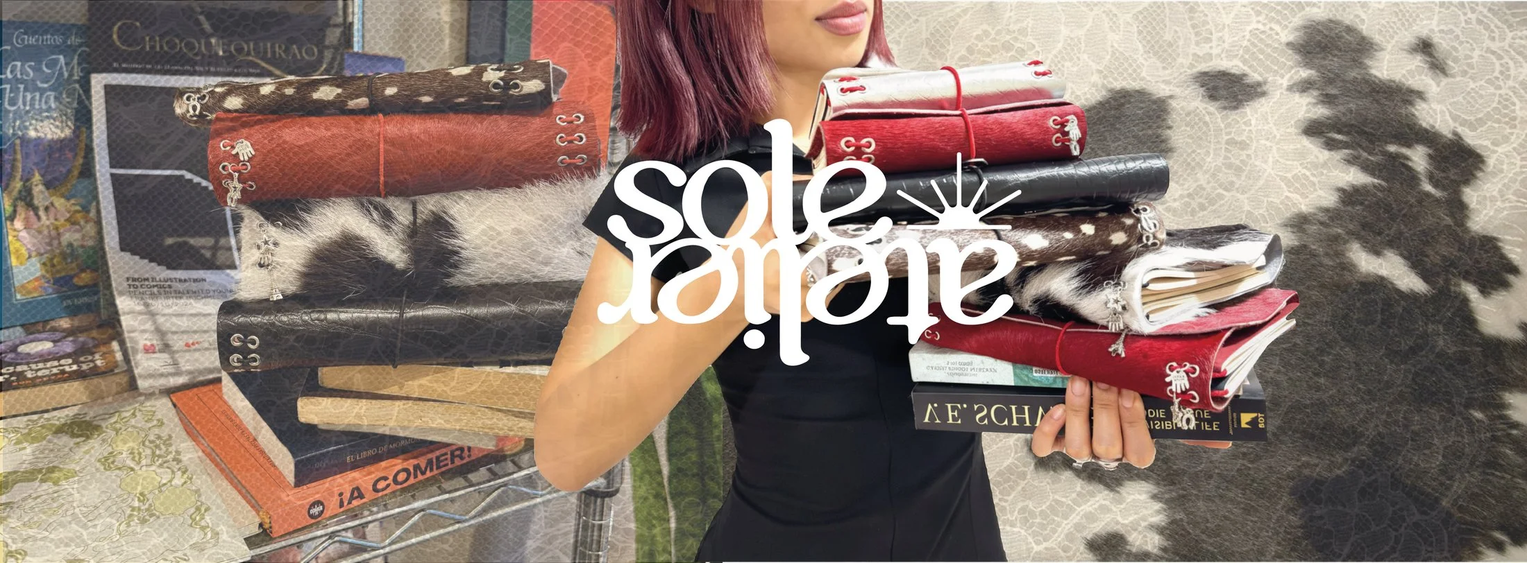 Modelo sosteniendo bitácoras soleatelier
